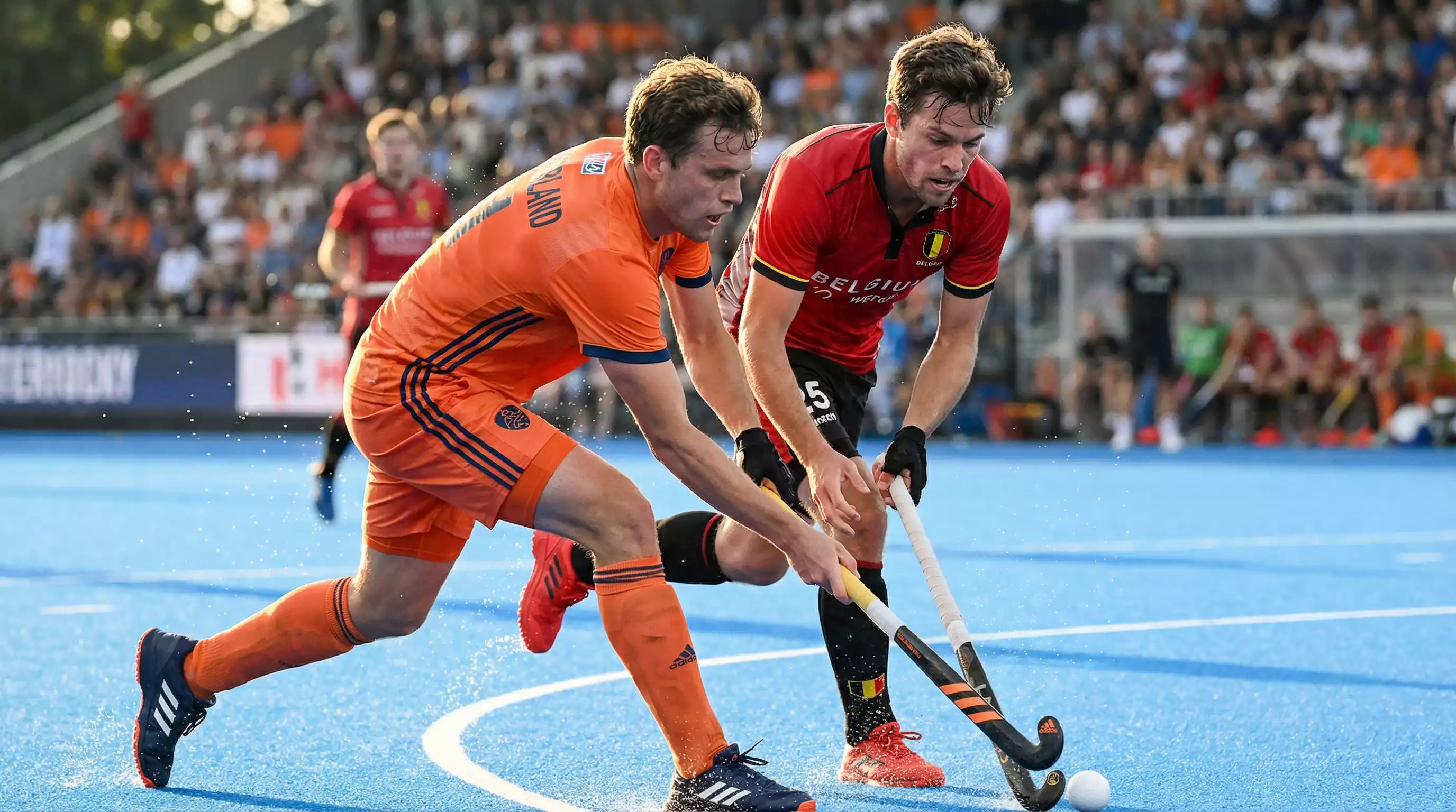 Hockey duel tussen België en Nederland op het veld
