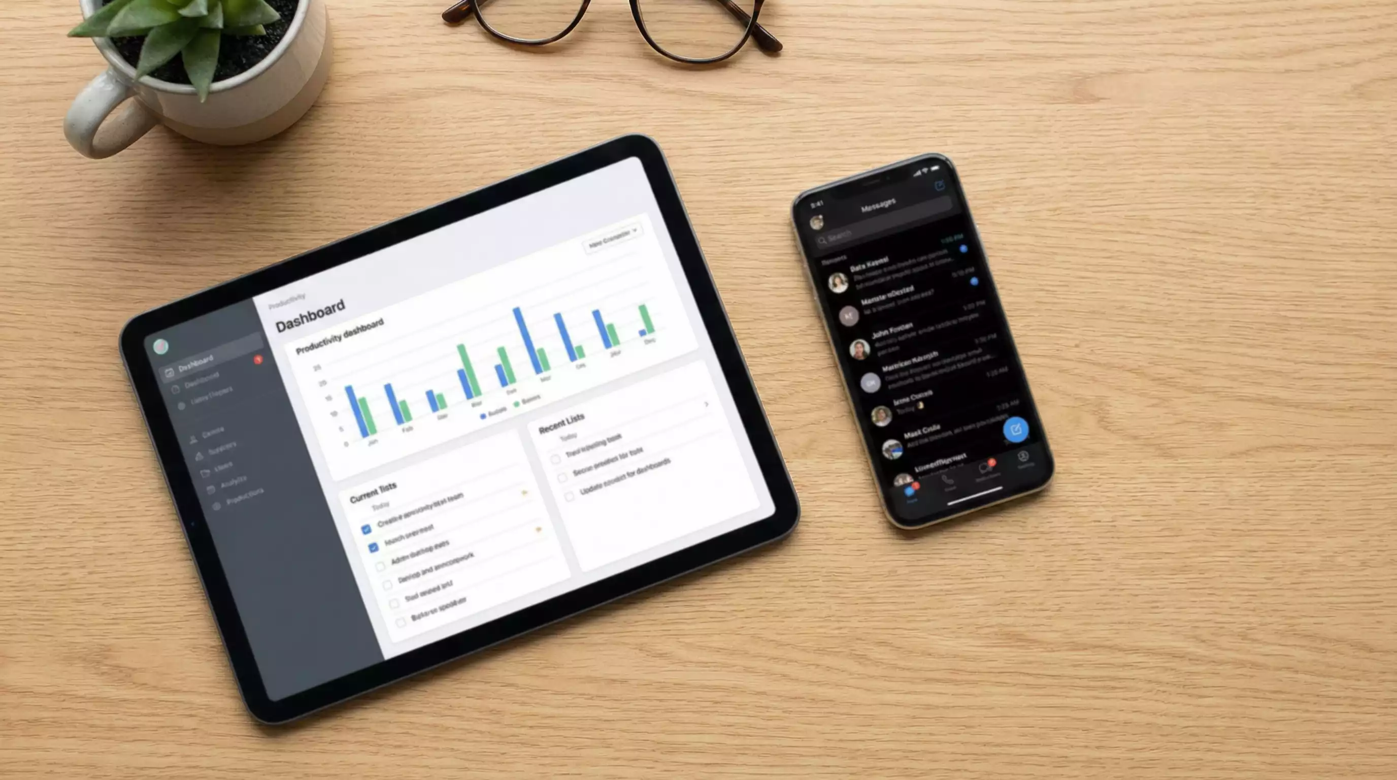 Bureau met tablet en smartphone naast elkaar met verschillende apps open