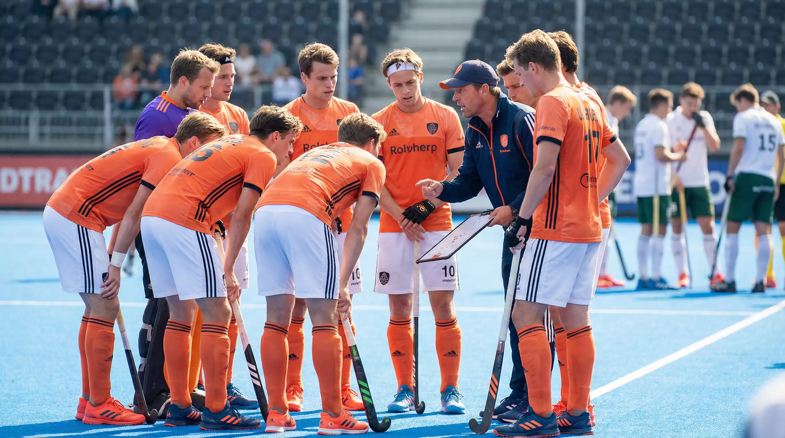 Nederlandse hockey spelers tijdens teambespreking