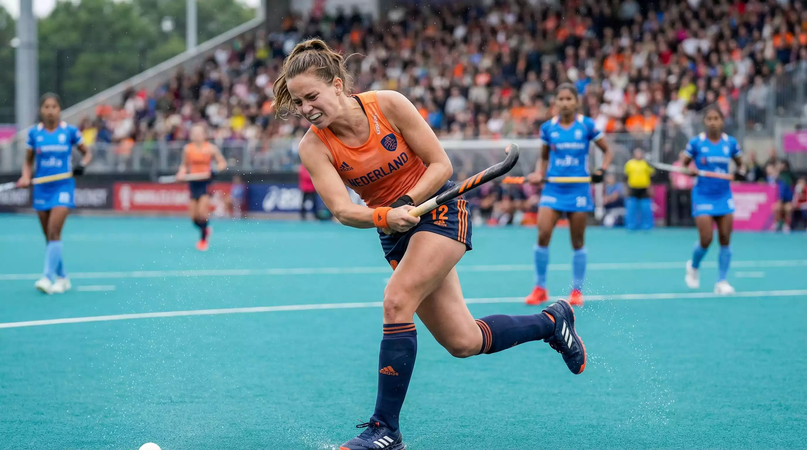 Veldhockeyer tijdens intensieve wedstrijd