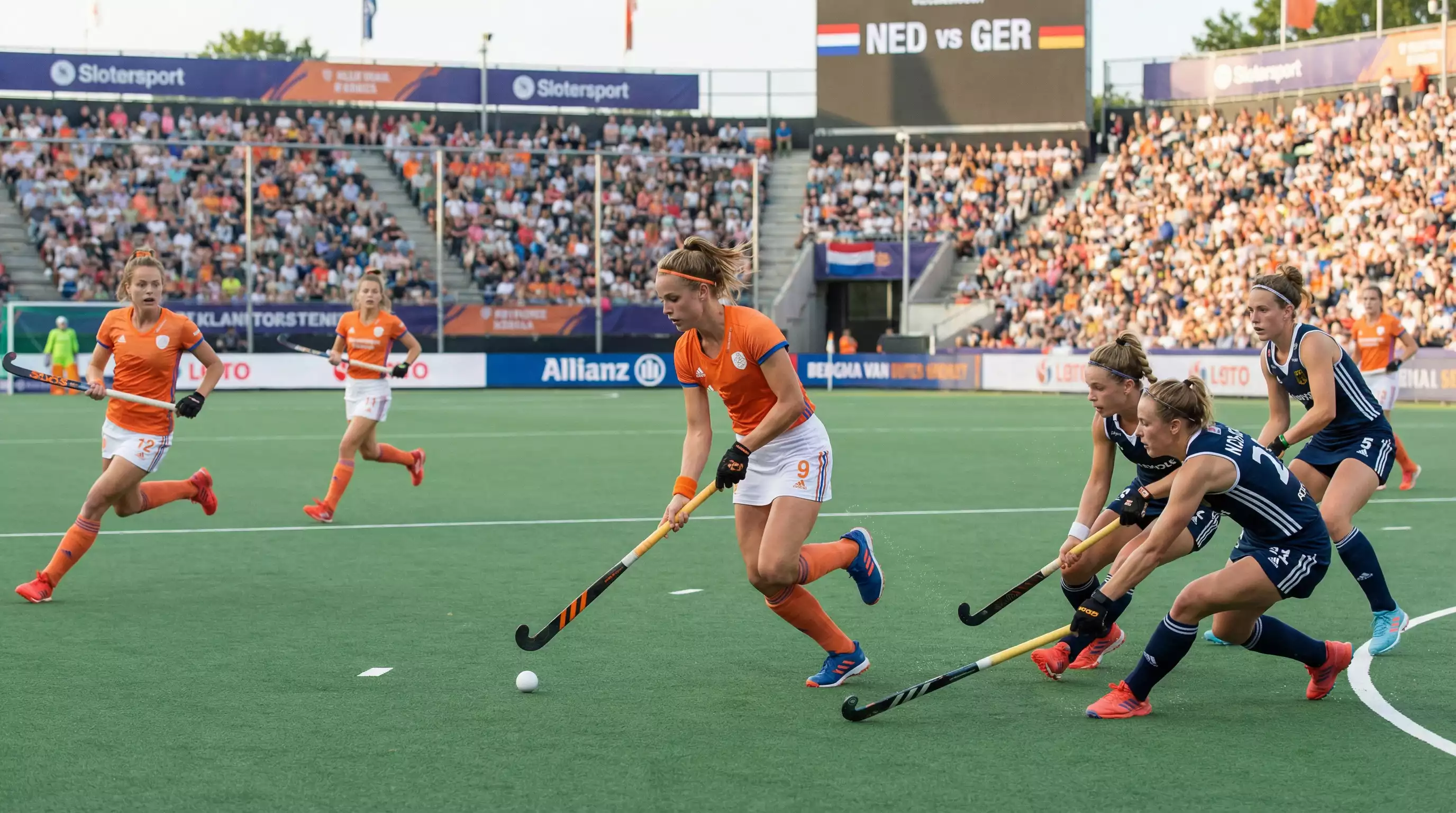 Nederlandse hockeyvrouwen in aanvallende actie