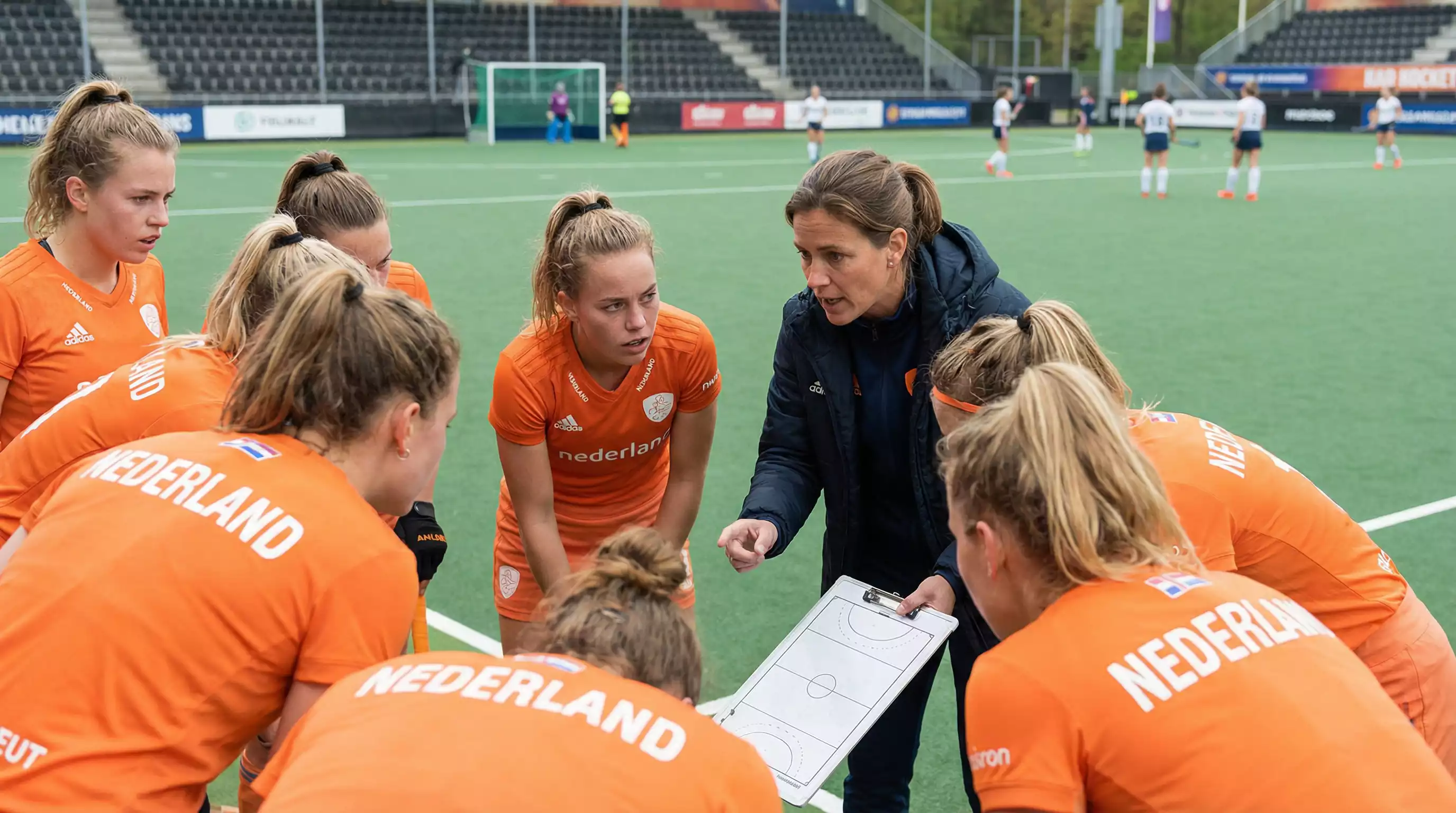 Nederlandse hockeyvrouwen in tactische bespreking