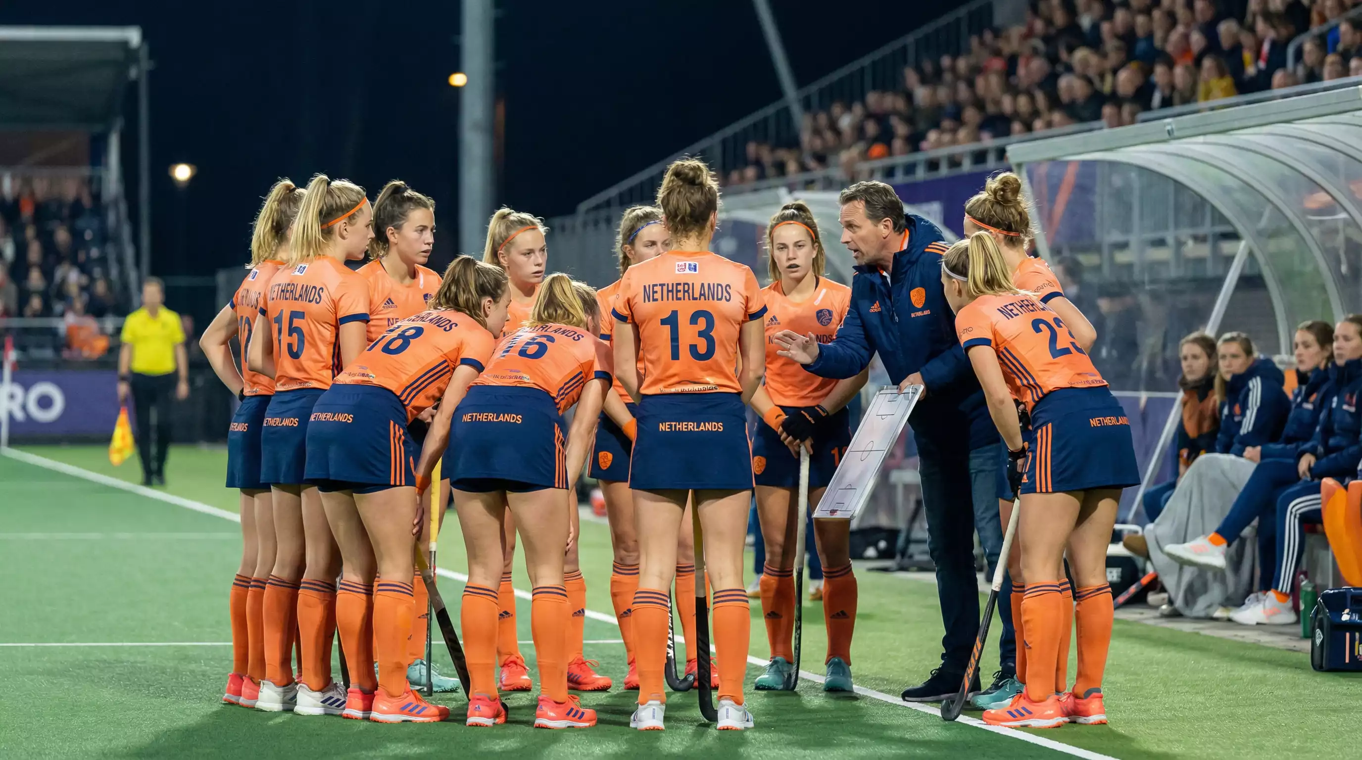 Nederlandse hockeyspelers tijdens teambespreking