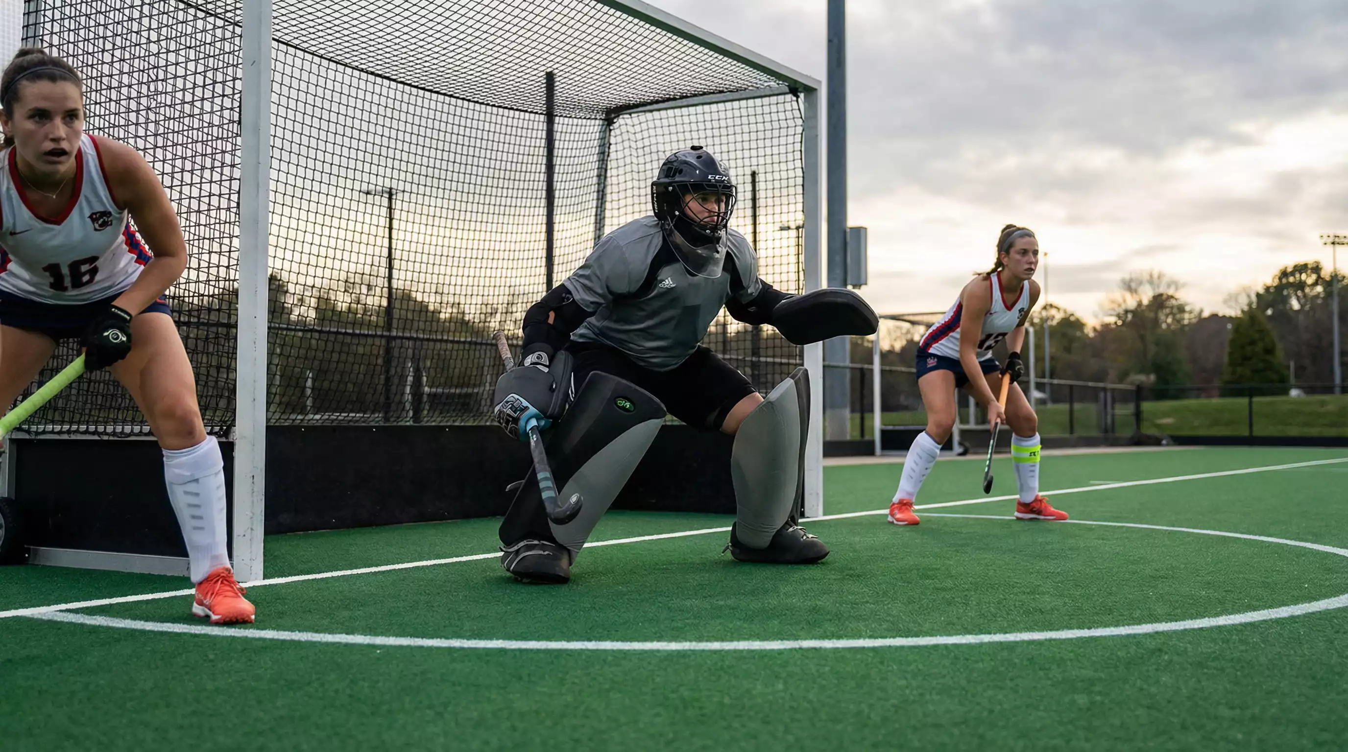 Hockeykeeper in verdedigende positie bij strafcorner