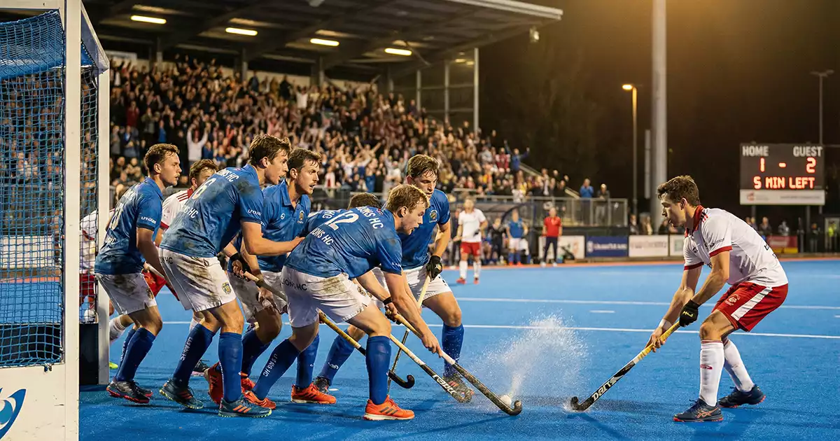 Hockey wedstrijd met underdog team in actie
