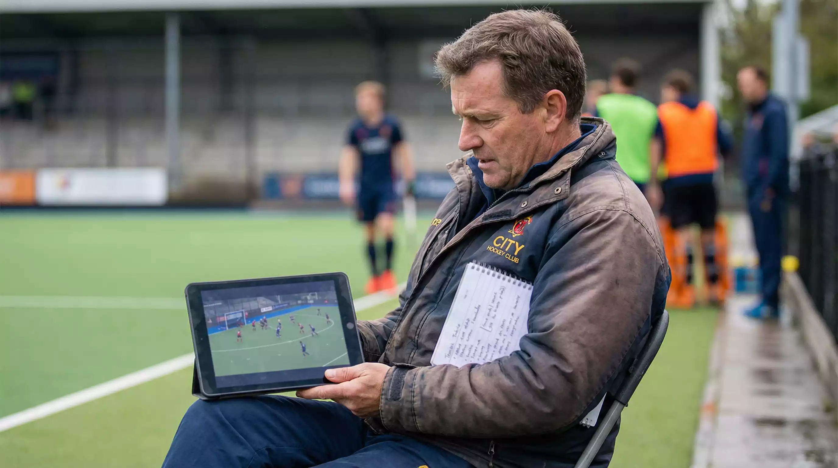 Coach analyseert teamvorm met aantekeningen