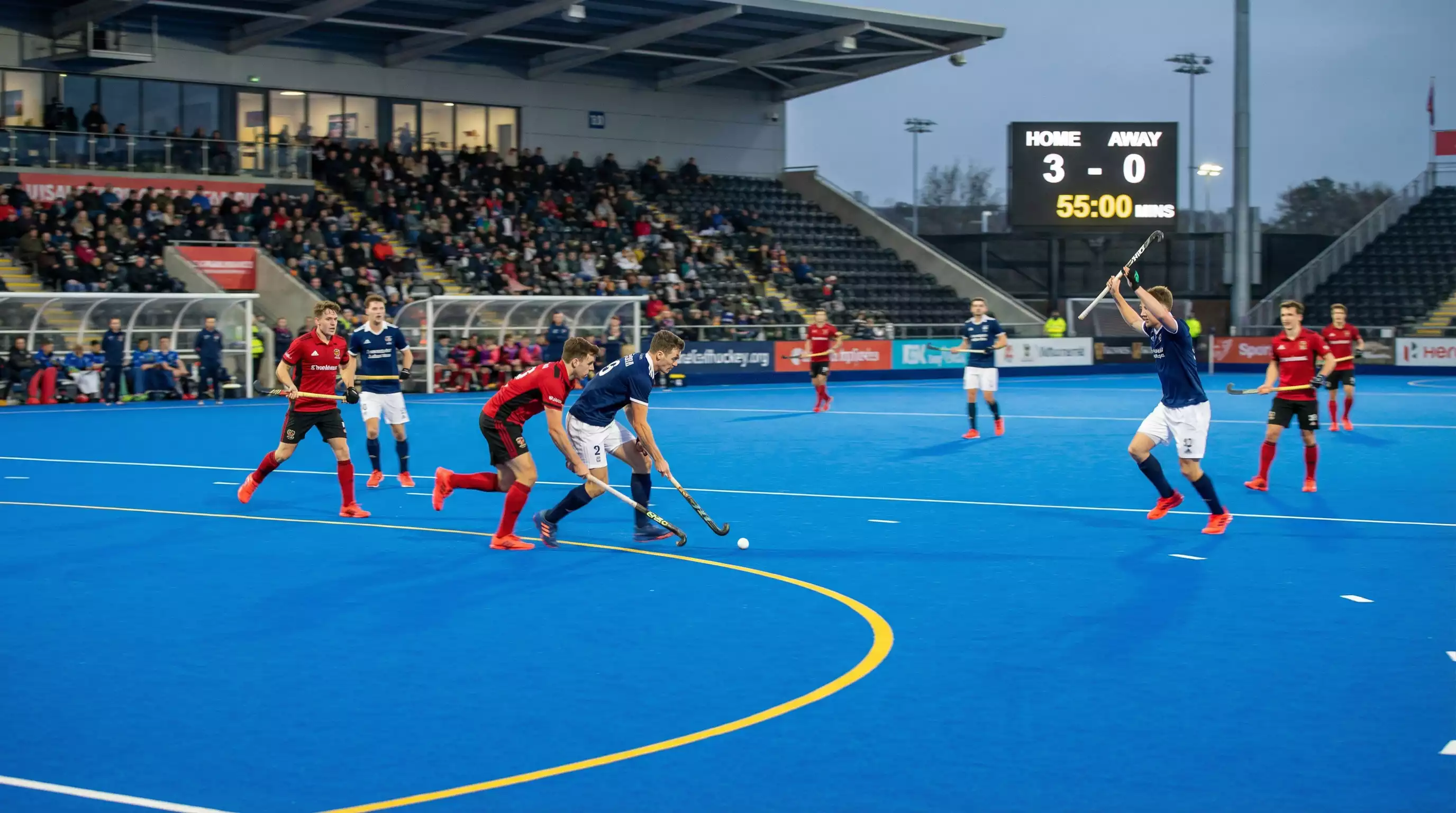 Hockey wedstrijd met team dat domineert